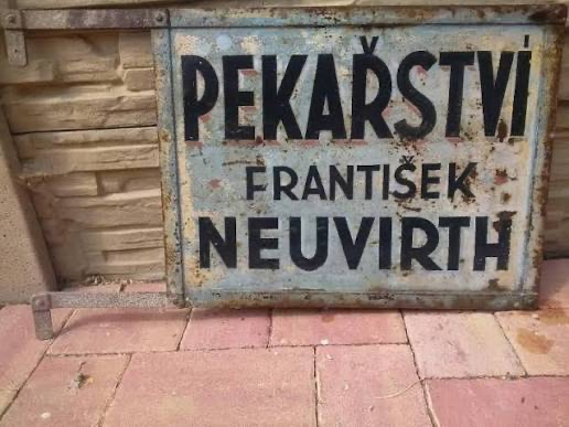 Staré plechové cedule a lavička - 3