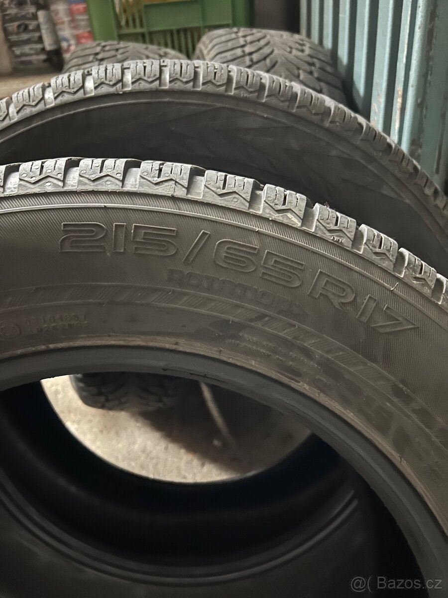 Pneu Nokian 215/65 R17 - 3
