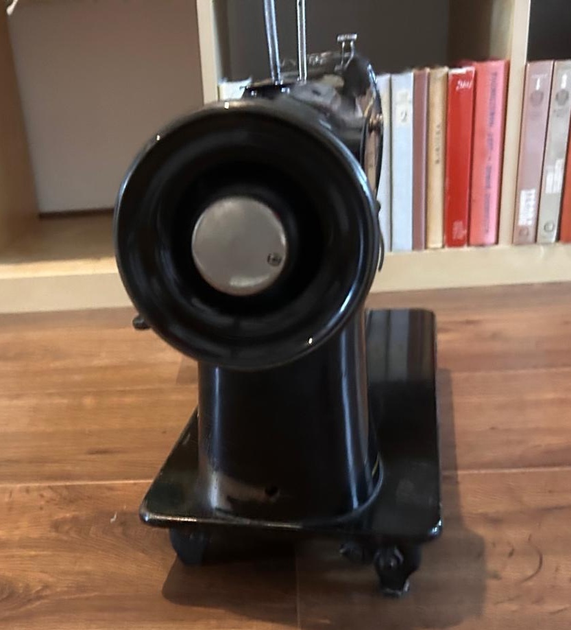 2ks šicích strojů. 1x kožešnický a 1x klasický - 3