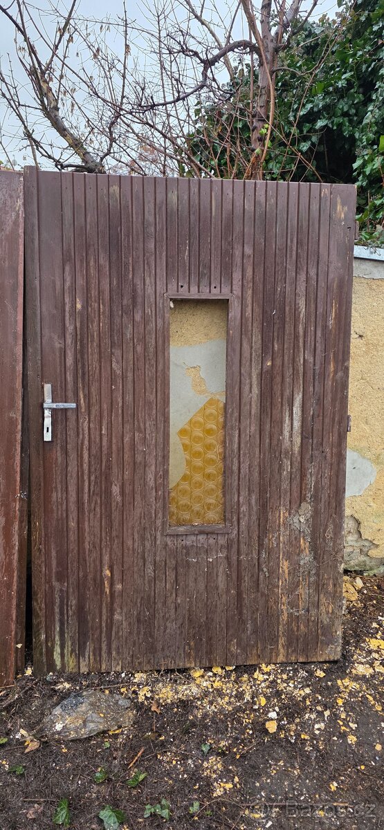 Stará dvoukřídla vrata do garáže z masivu - 3