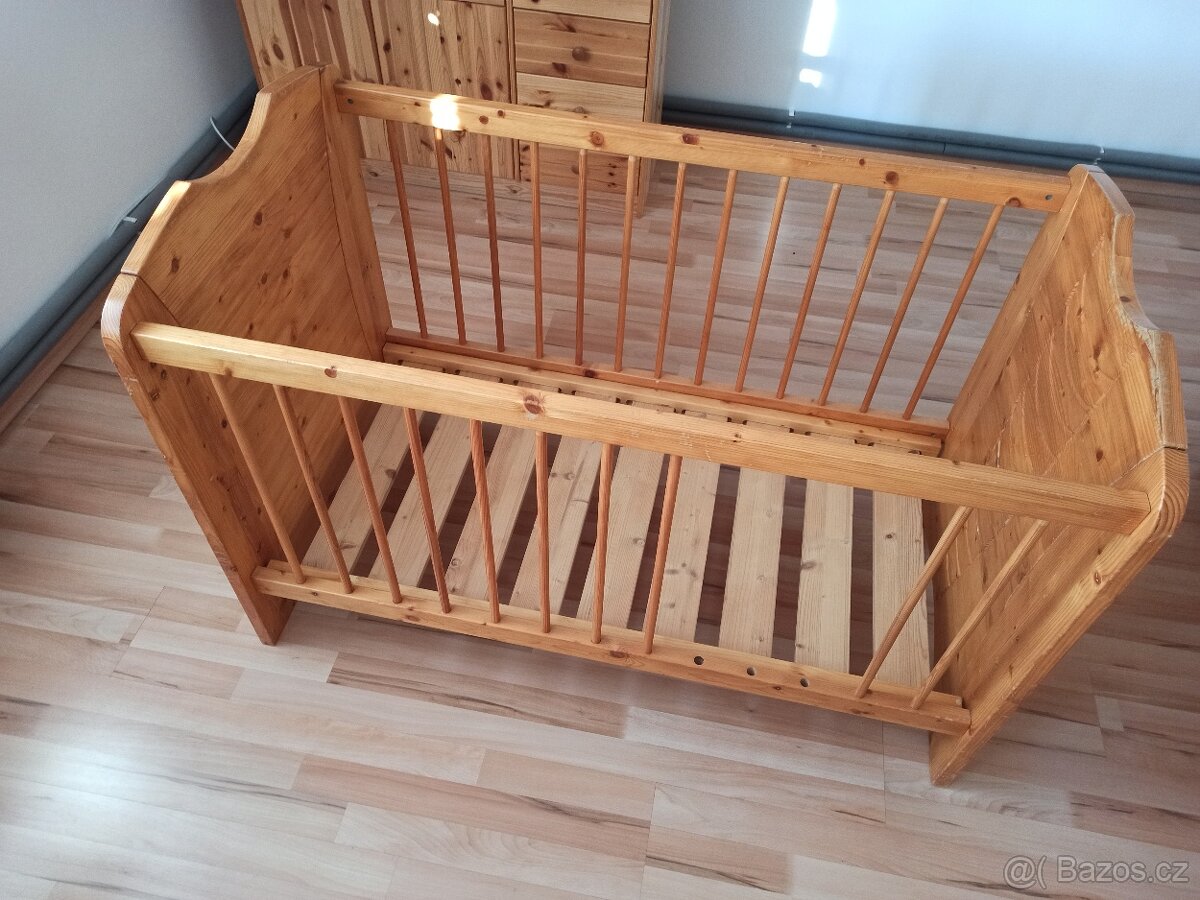 Dětská dřevěná postýlka. - 3