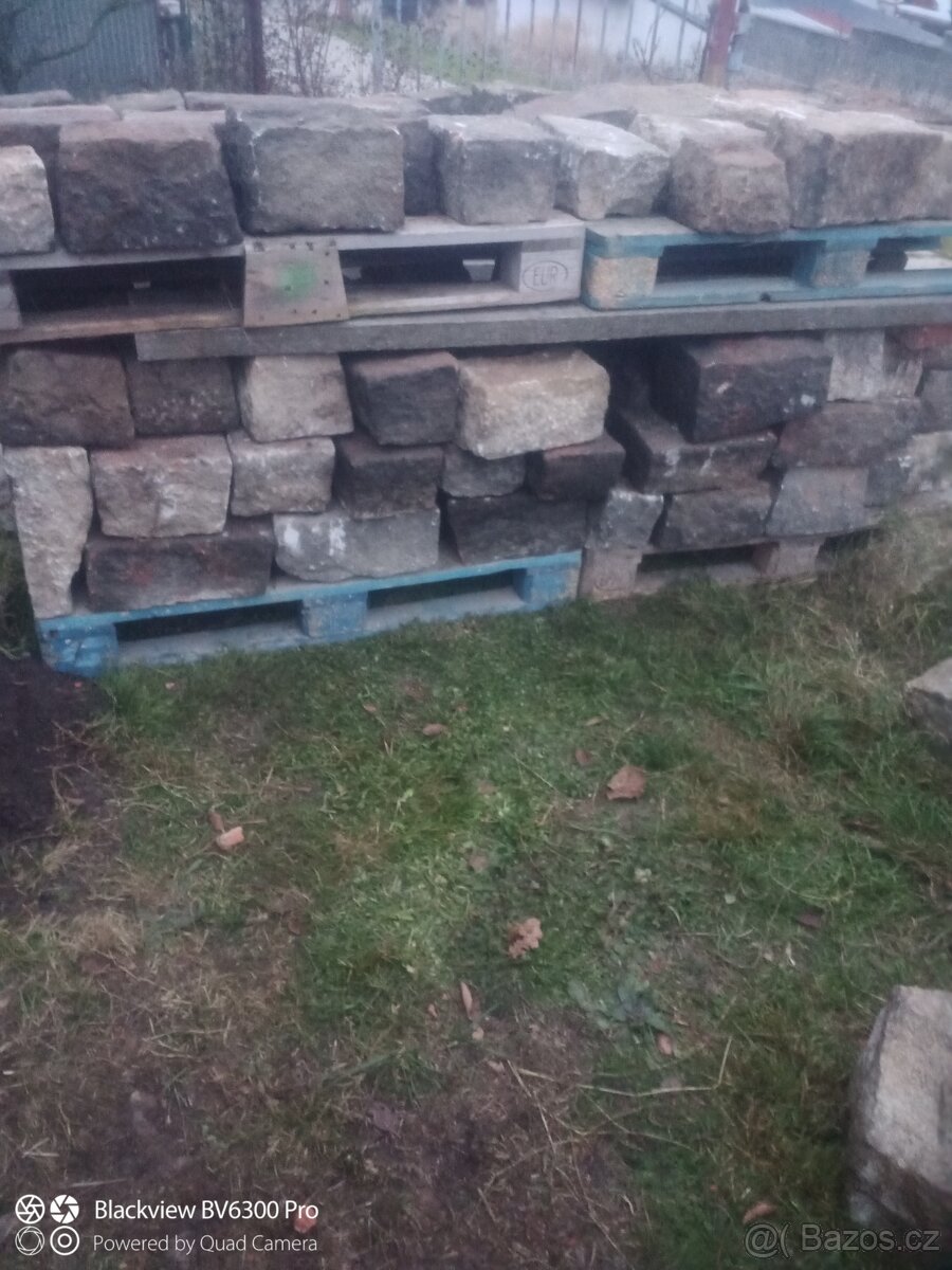 Staré dlažební kostky velké. - 3