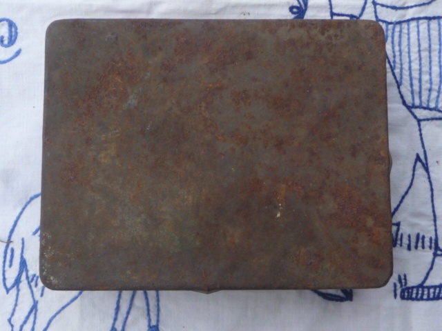 PLECHOVÁ KRABIČKA asi od cigaret nebo doutníků, stav viz fot - 3