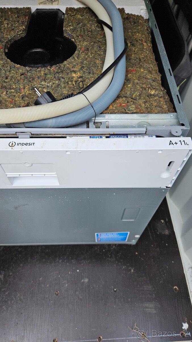 Prodám myčku Indesit DIF 14B1 A - 3