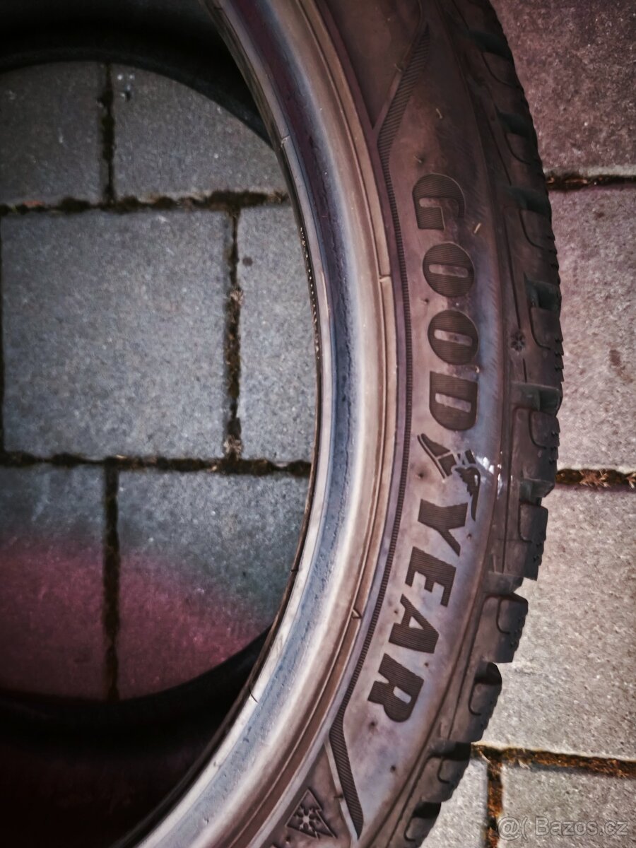Zimní pneu GoodYear UltraGrip 235/40R19 - 3
