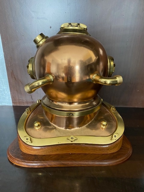 Potápěčská helma na stojanu - 3