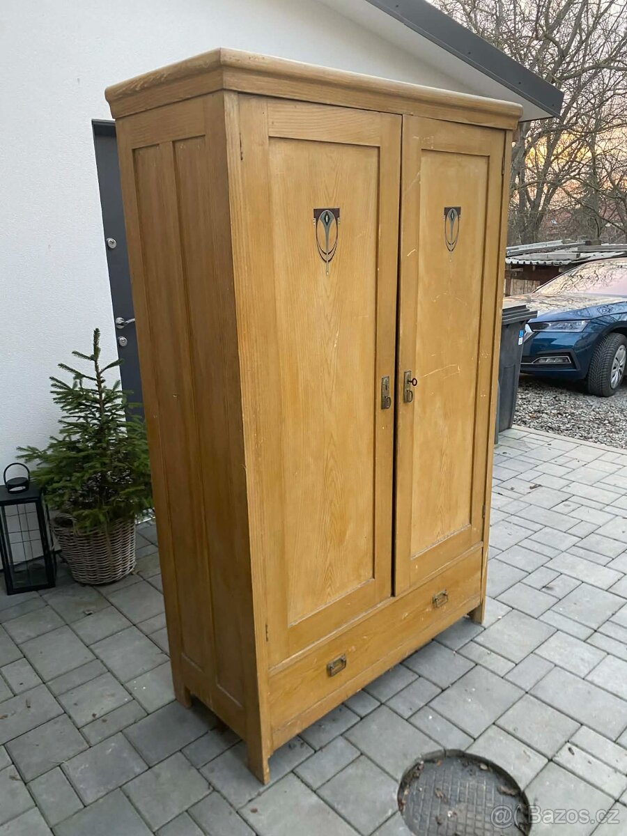 Starožitná skříň s interzií - 3