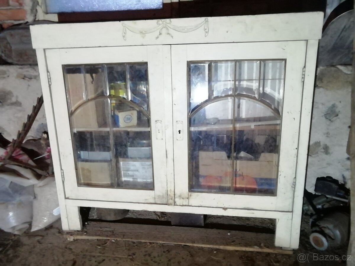 Starý kredenc, prosklený - 3