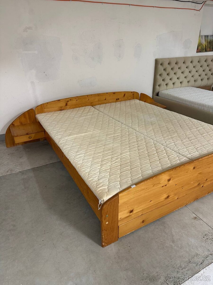 Dřevěná manželská postel 180×200 cm + rošty + matrace - 3