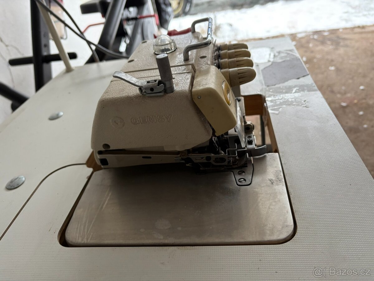Průmyslový šicí stroj / Overlock GEMSY GEM747F - 3