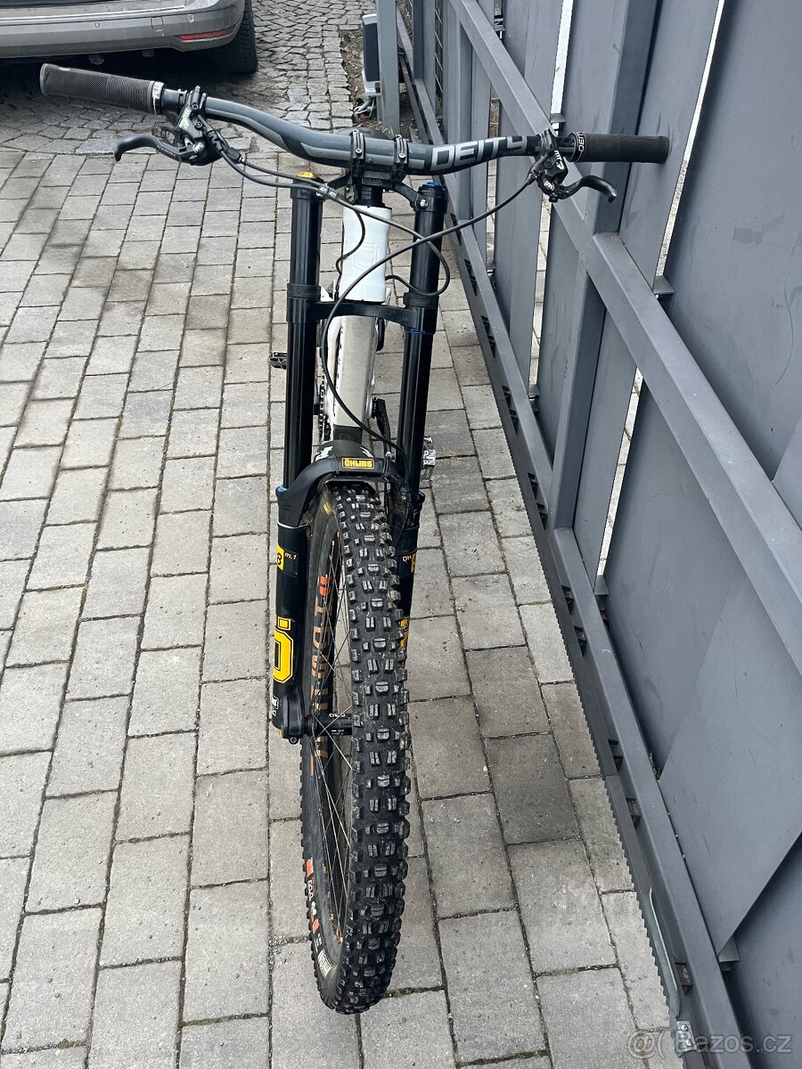 Commencal Supreme DH V5 - 3