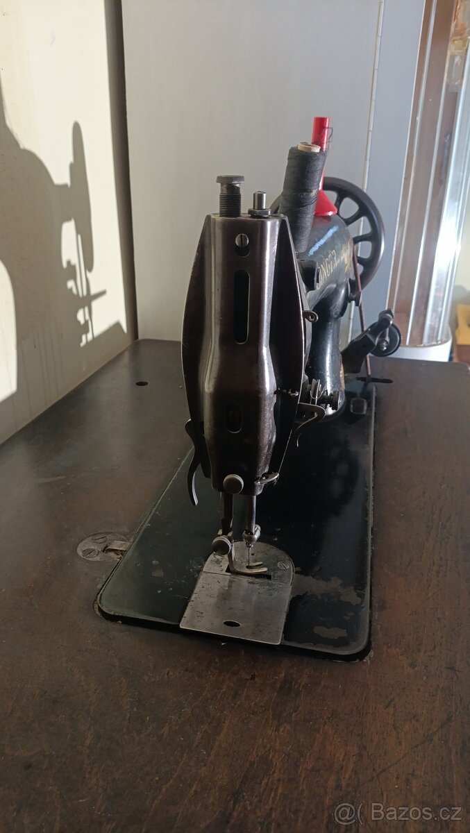 krásný retro šicící stroj - 3