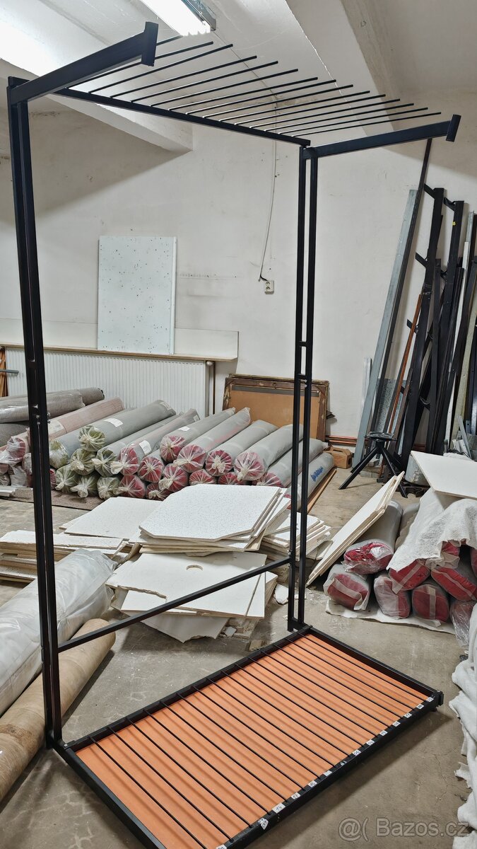 STOJAN NA SOKLOVÉ LIŠTY - 3