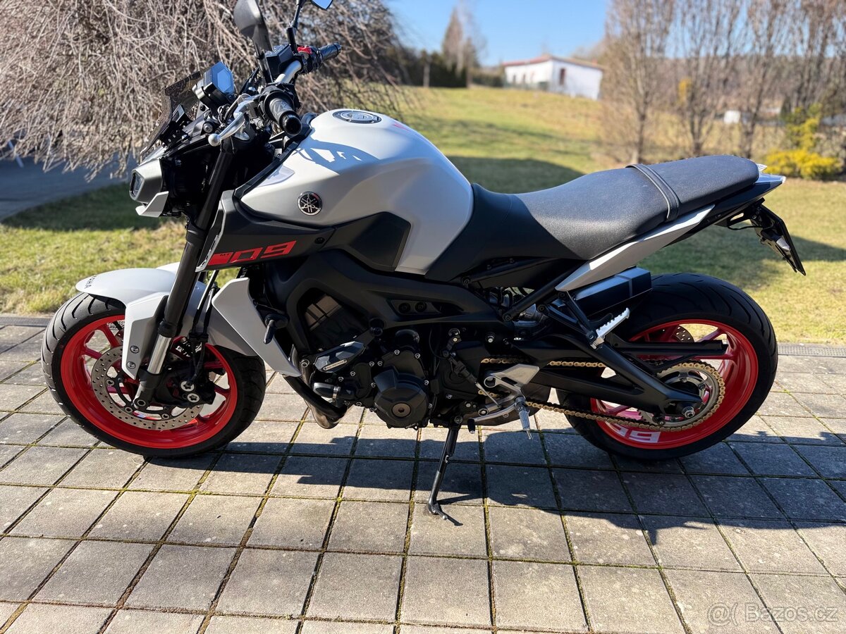 Yamaha MT09 - 3