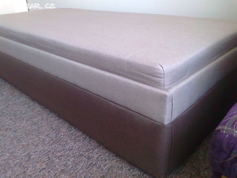 Hnědá čalouněná postel s úložným prostorem
- 3