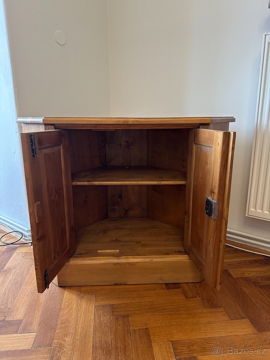 Masivní rohová skříňka - 3