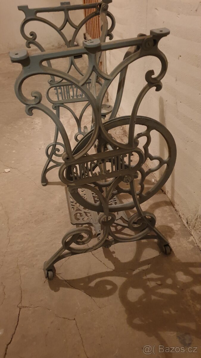 Retro stolek ze starého šicího stroje - 3