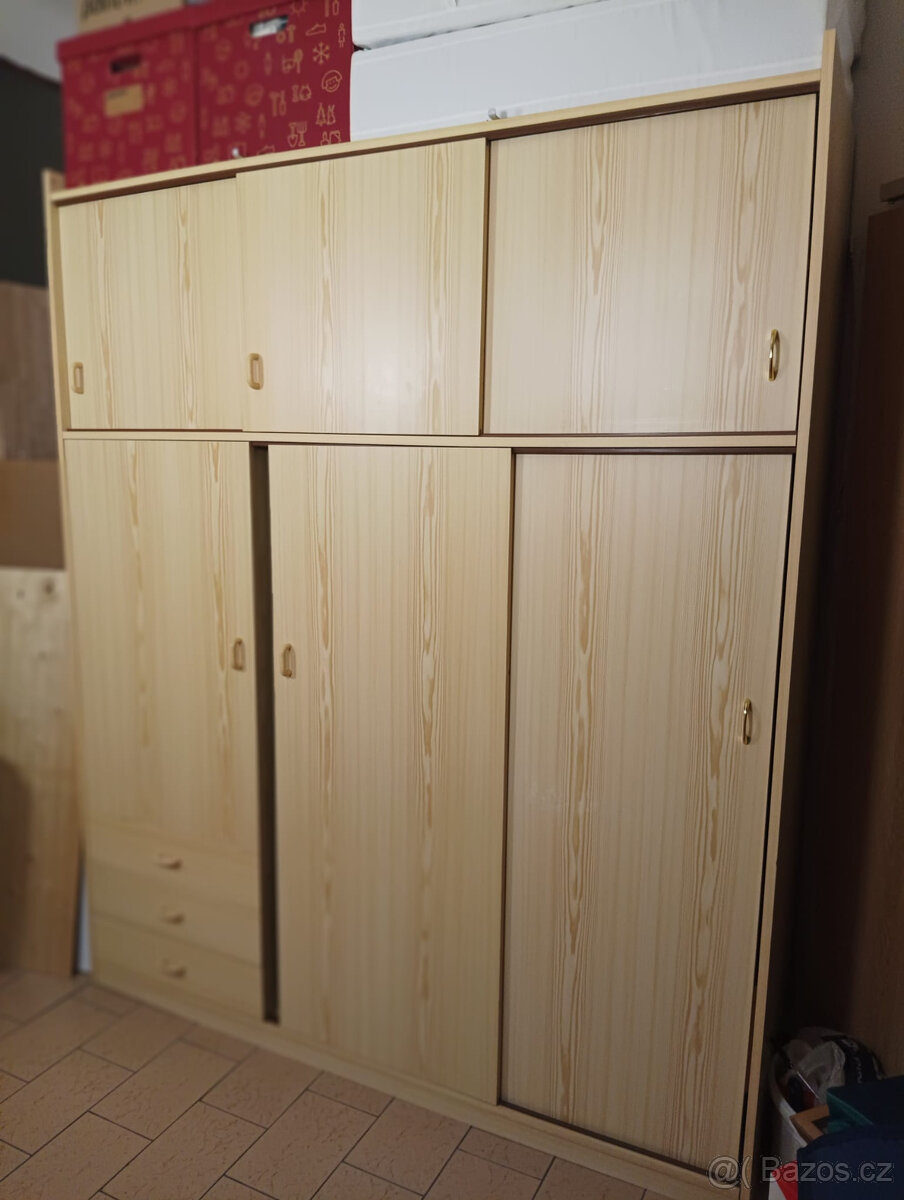 Velká šatní skříň - 3