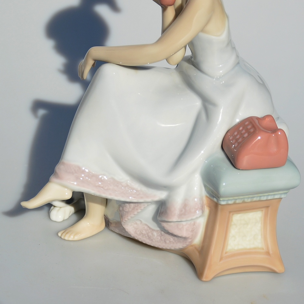 LLadró porcelánová soška - Dívka s telefonem a psem - 3