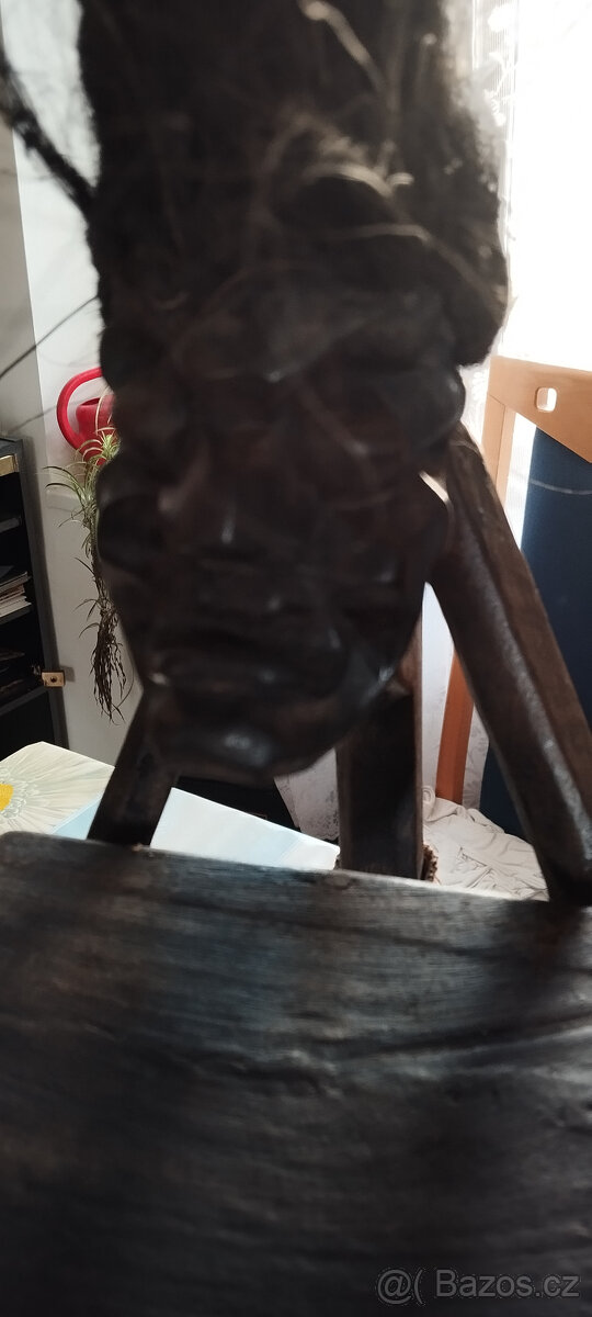 Afrika - domorodec drží stojan na CD - 3