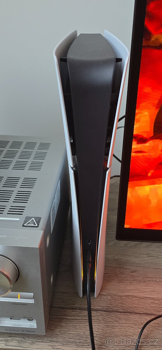 PlayStation 5 Slim Digital Edition 825GB + 2 ovladače + nabí - 3