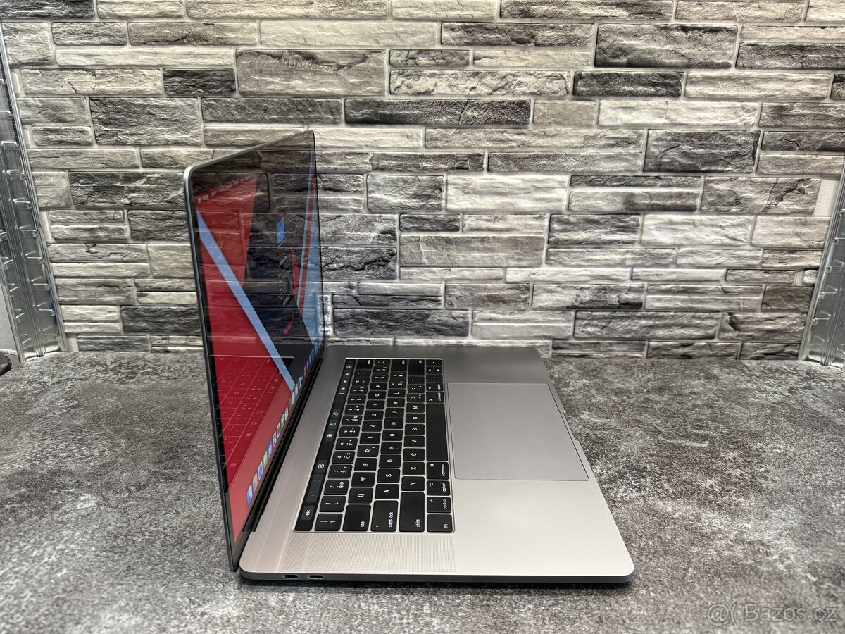 CTO MacBook Pro 15" 2017 i7 / 16GB / 500GB / Pro 560 - 3