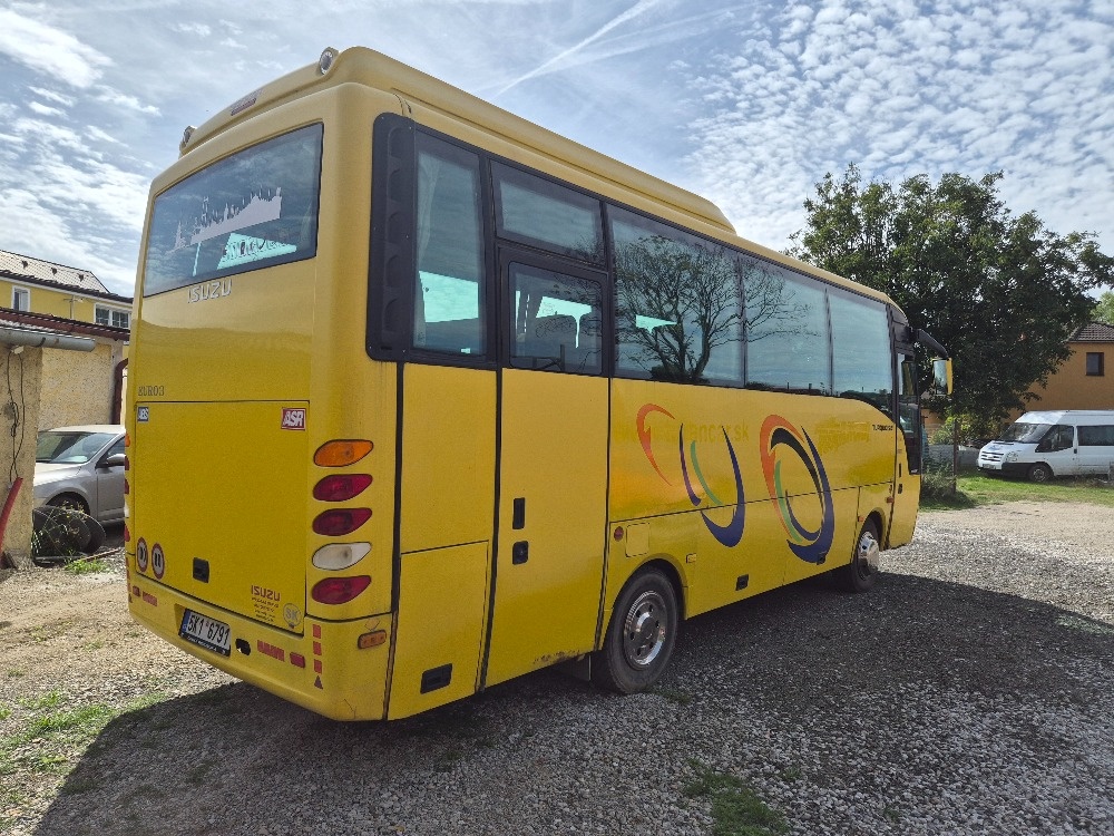 Autobus ISUZU 26+1 míst - 3