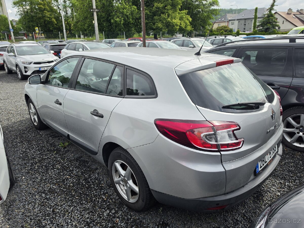 Renault Mégane
1.6 i Parkovací senzory - 3