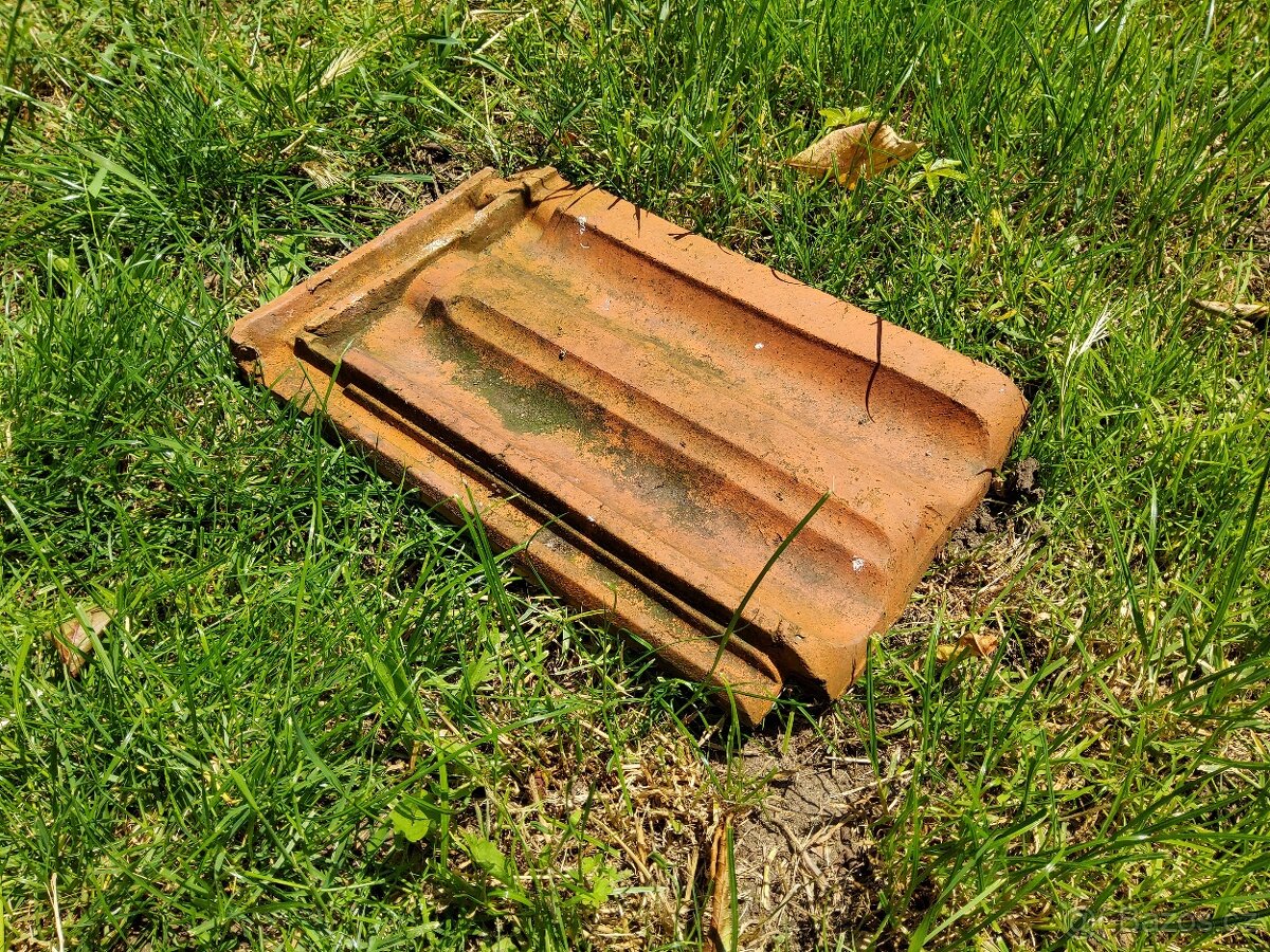 Cihly různých druhů a střešní tašky - 3