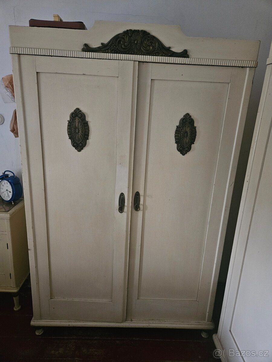 Starožitné skříně, toaletní stolek, 2× noční stolek - 3