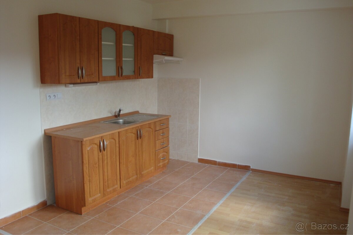 Pronájem 1kk Budovatelská, Klášterec - 3