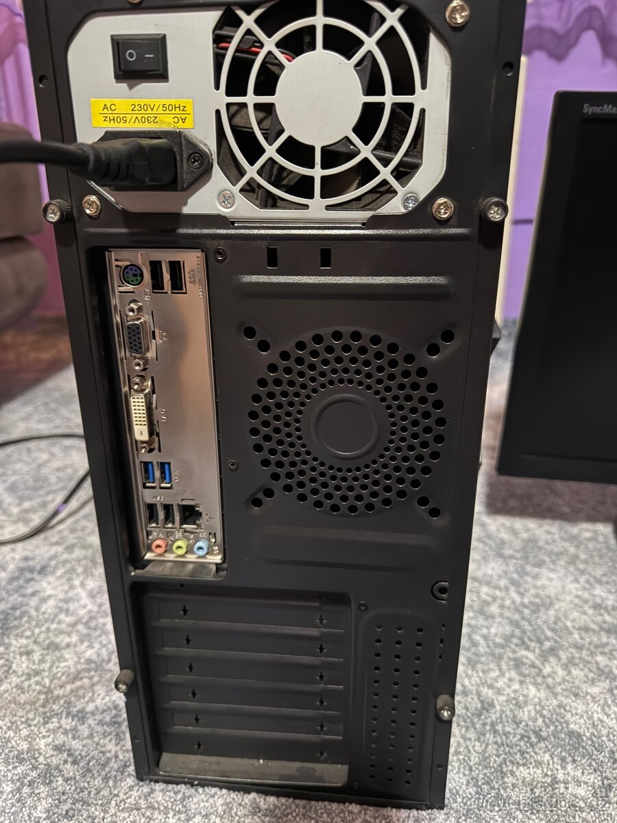 Pocitac,monitor,reproduktory,klavesnice,stul - 3