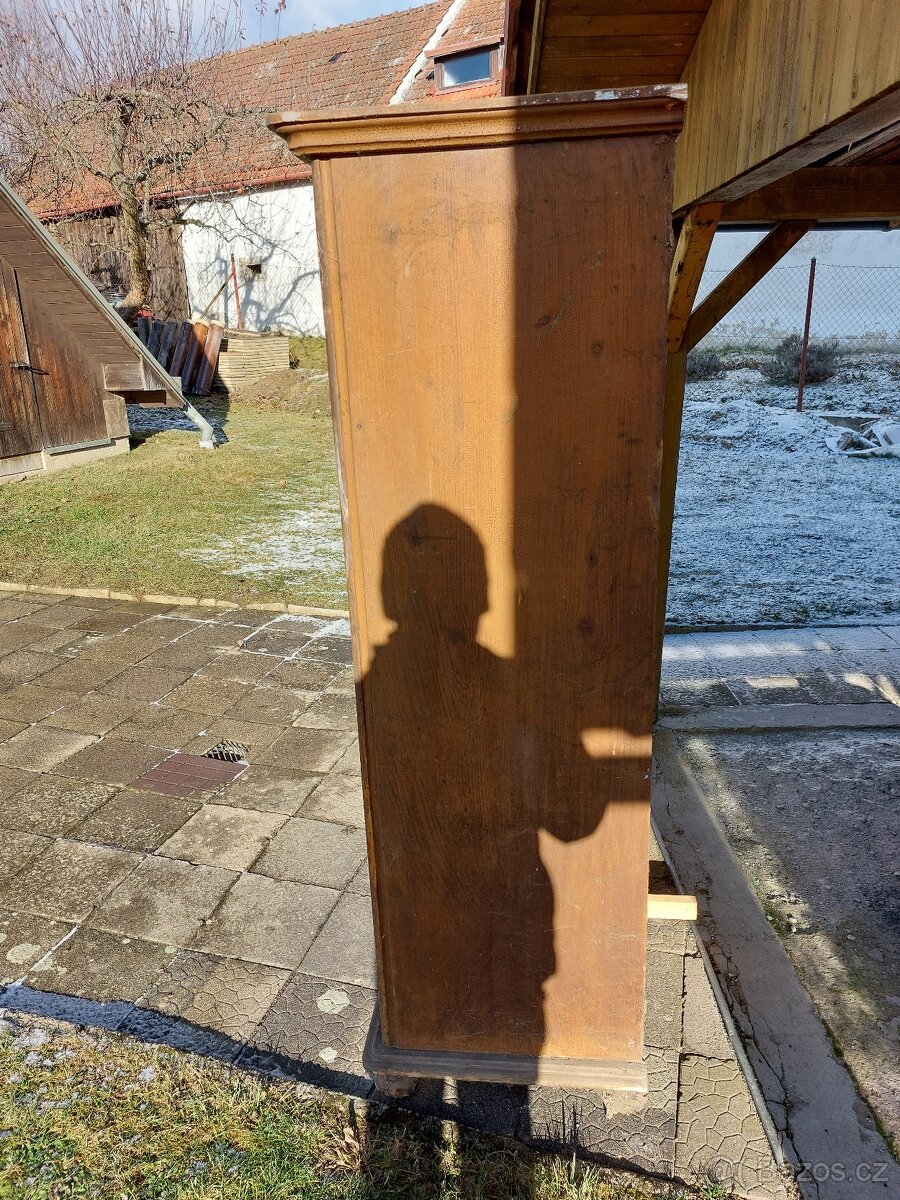 Dvě starožitné skříně, i jednotlivě - 3