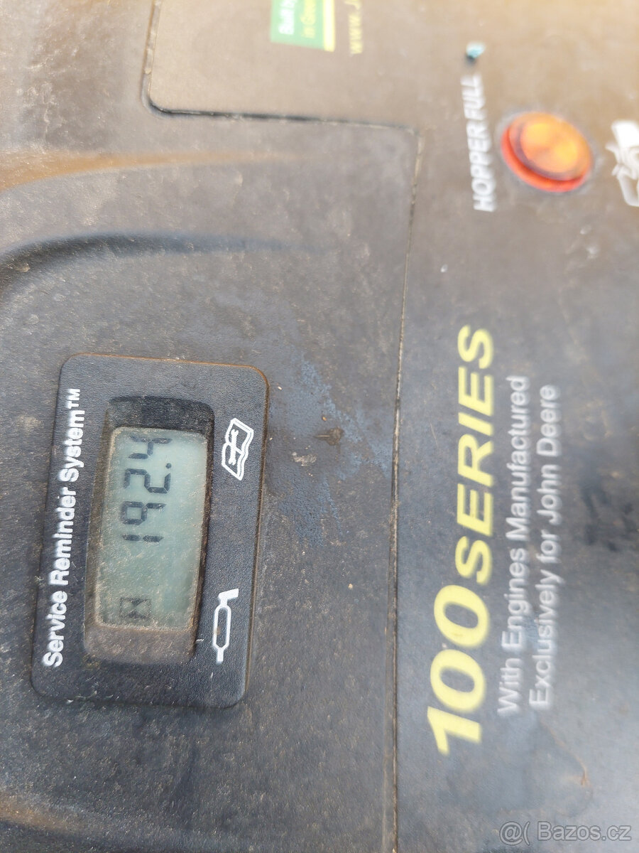 Sekací traktor John Deere - X115R - 3