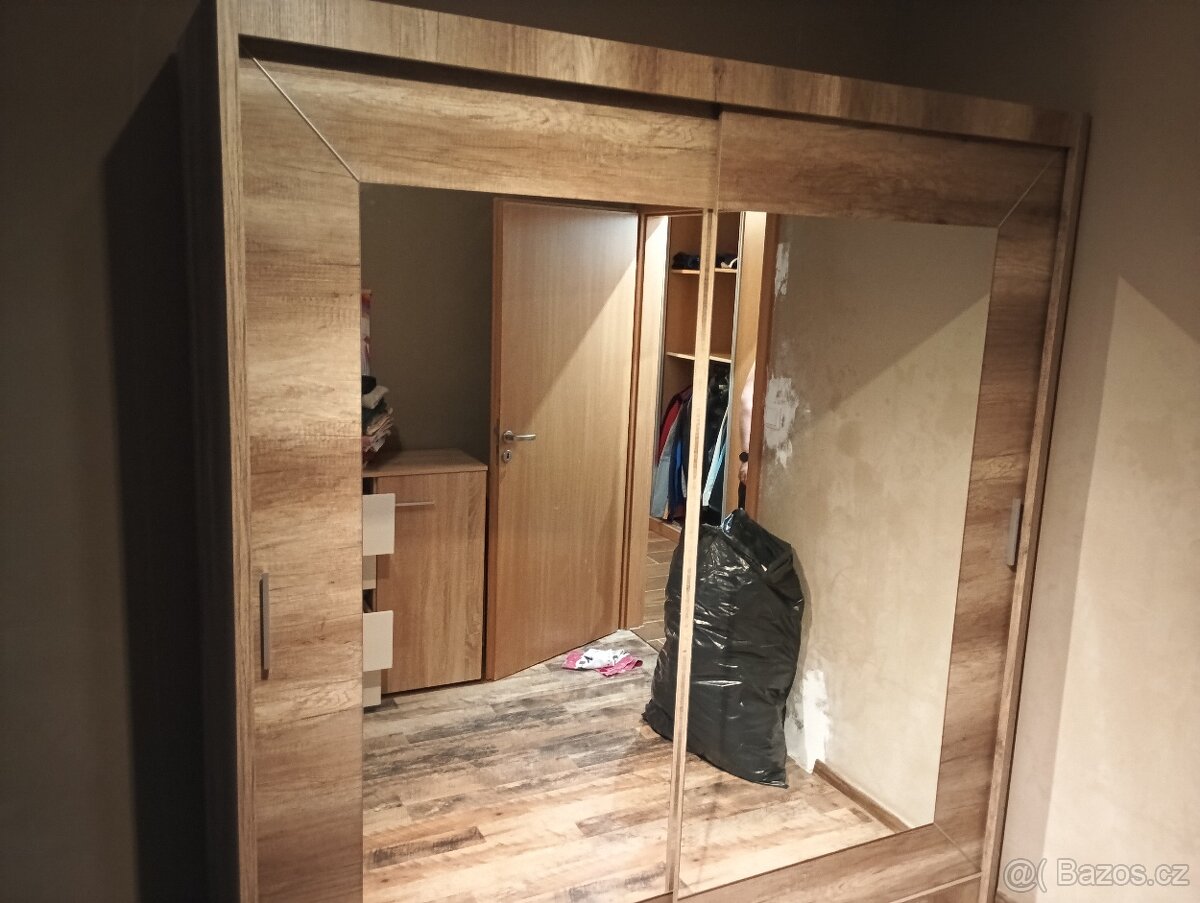 Šatní skříň se zrcadlem - 3