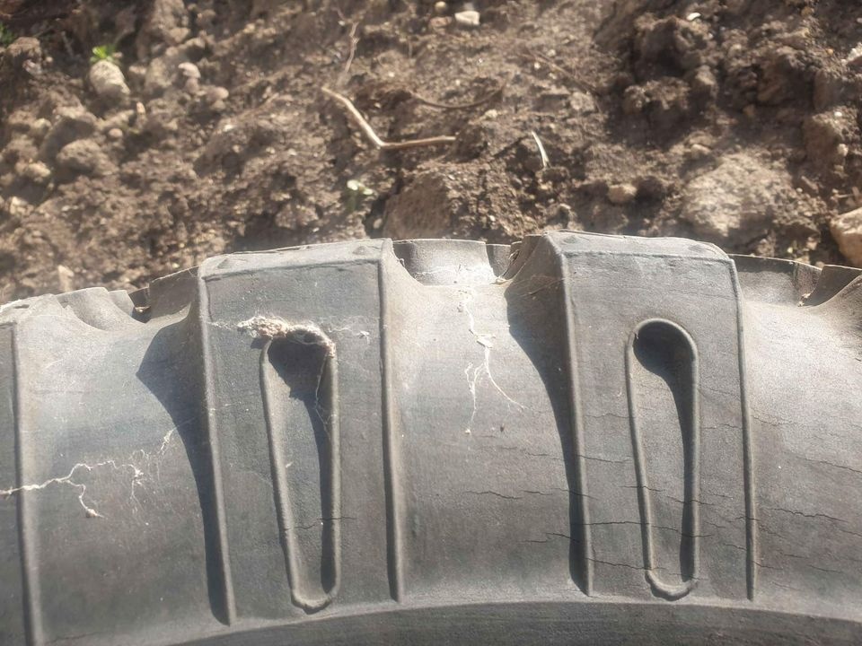 Pneumatika s diskem,pravdepodobne na vozidlo GAZ 63 - 3