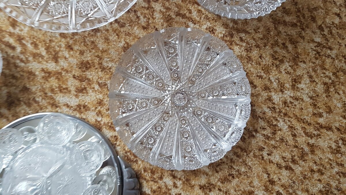 Broušené sklo-sada z r.1954 - 3