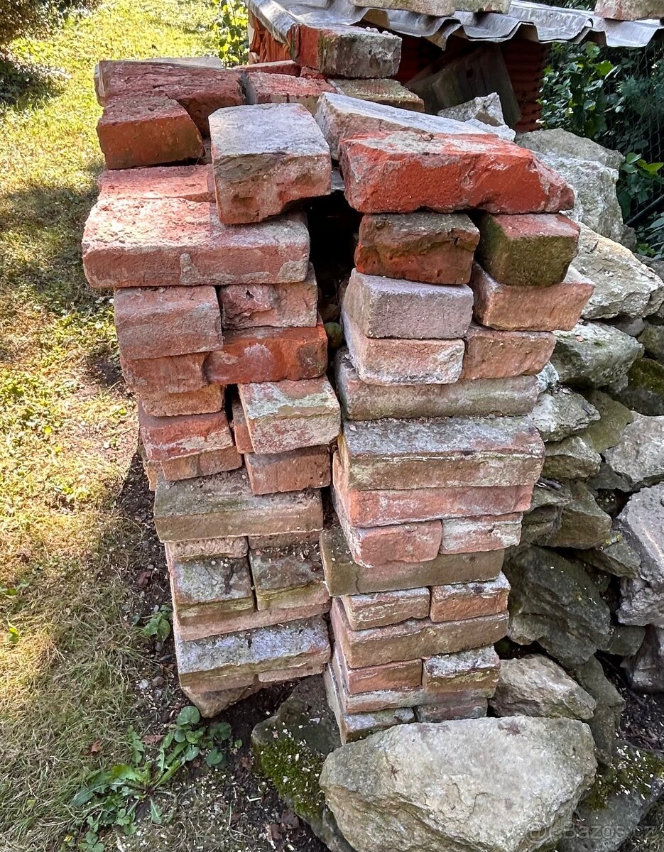 Staré cihly, částečně očistěné - 3