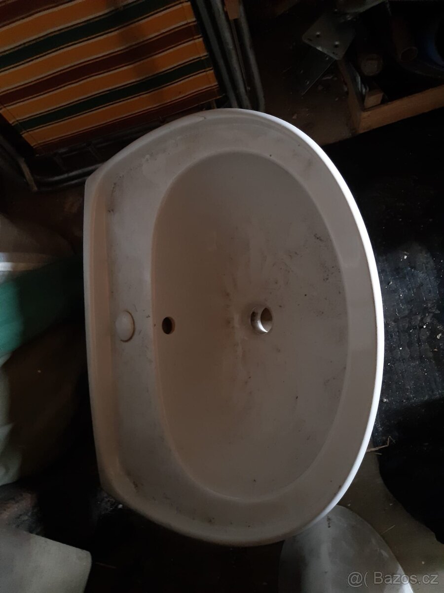 WC mísa - 2x, umývadlo - 2x, sloup k umývadlu - nepoužité - 3