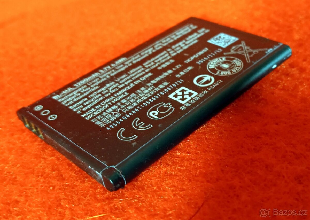 mobilni telefon Nokia 230, aluminium back, rok 2017 - 3