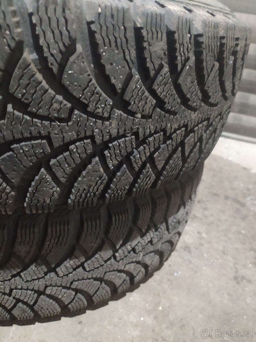 Zimní pneu Vraník 15" + plechové disky - 3