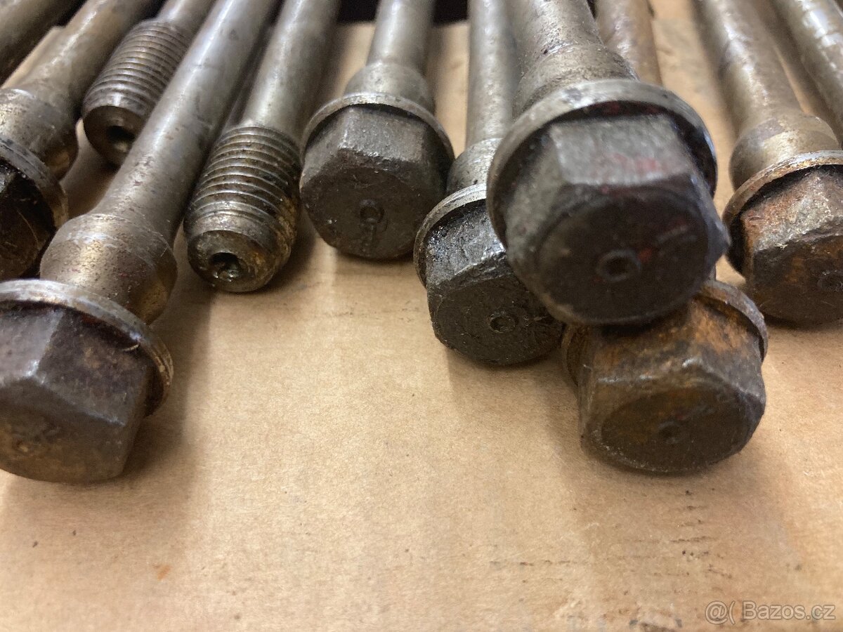 Praga V3S šrouby hlavy - 3