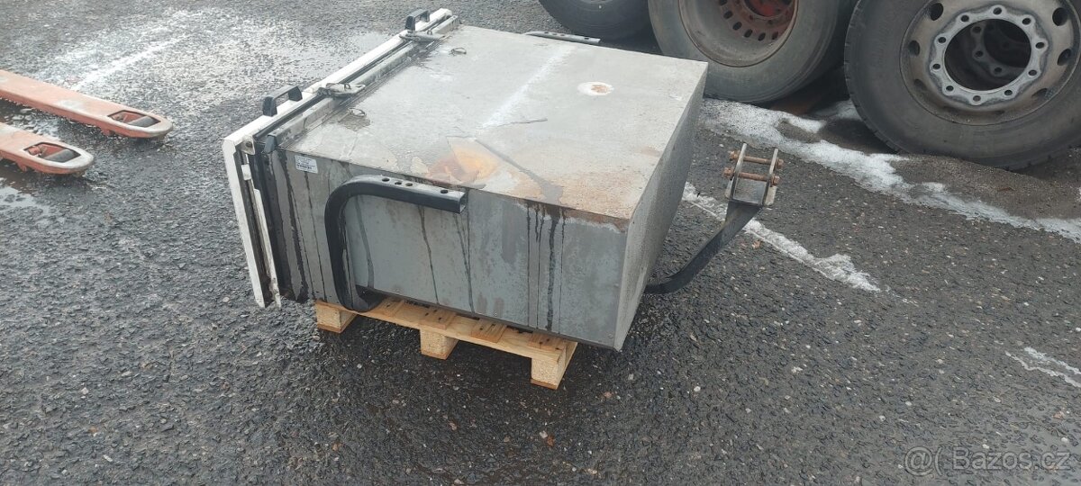 návěsové plechové skříňky na nářadí a kurty - 3