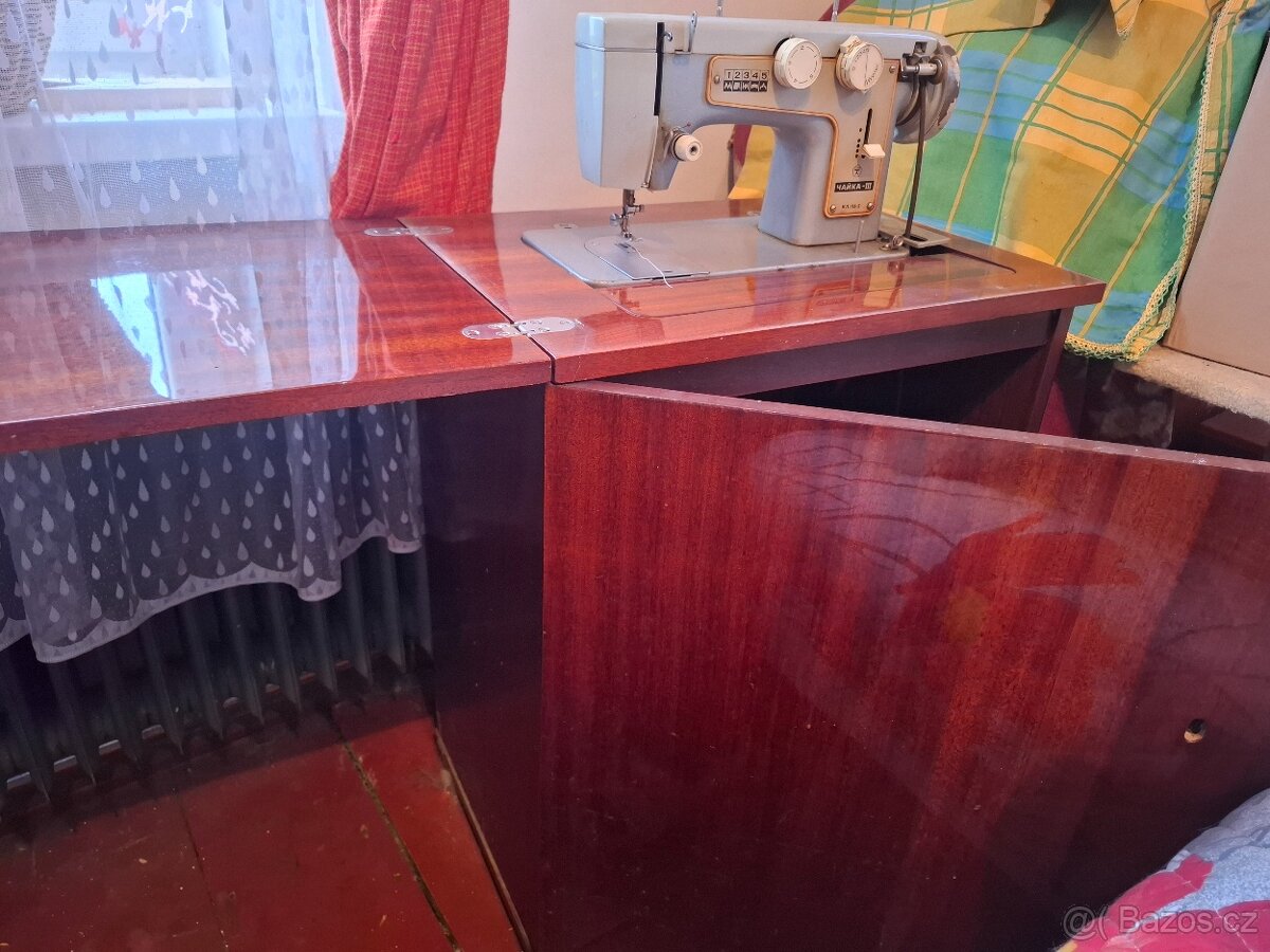 Starý skříňový šicí stroj - 3