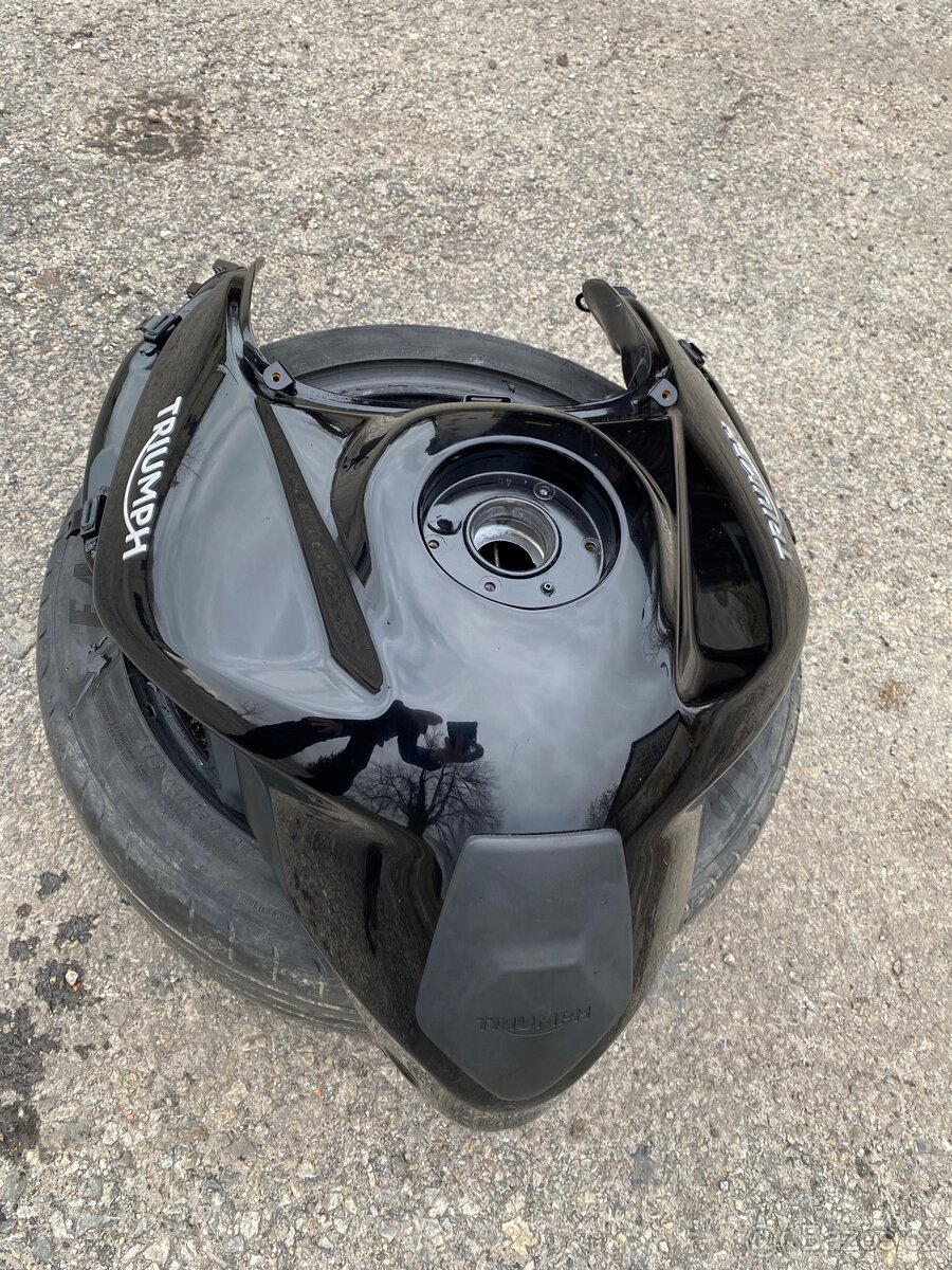 Triumph Tiger 800 nádrž - 3