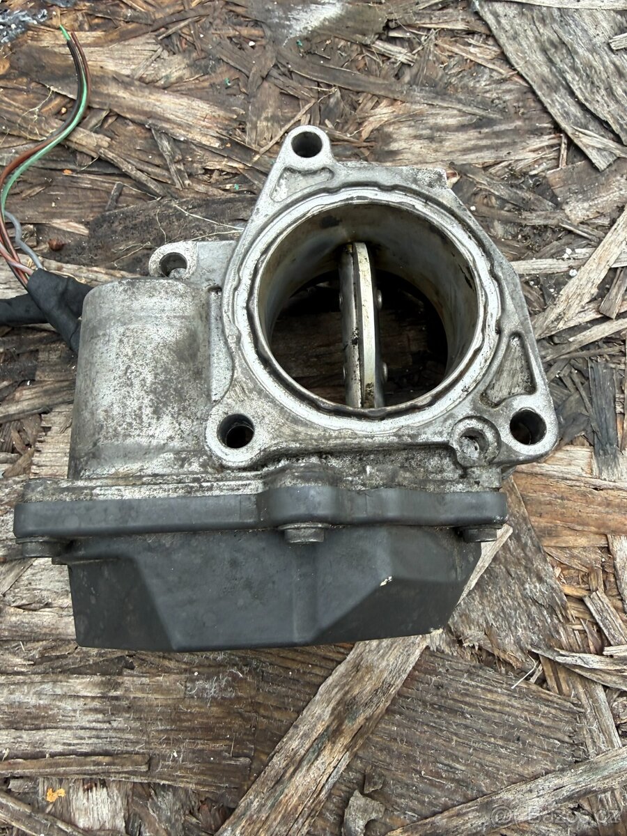 Hrdlo Škrtící klapy Octavia Superb 03G128063A - 3