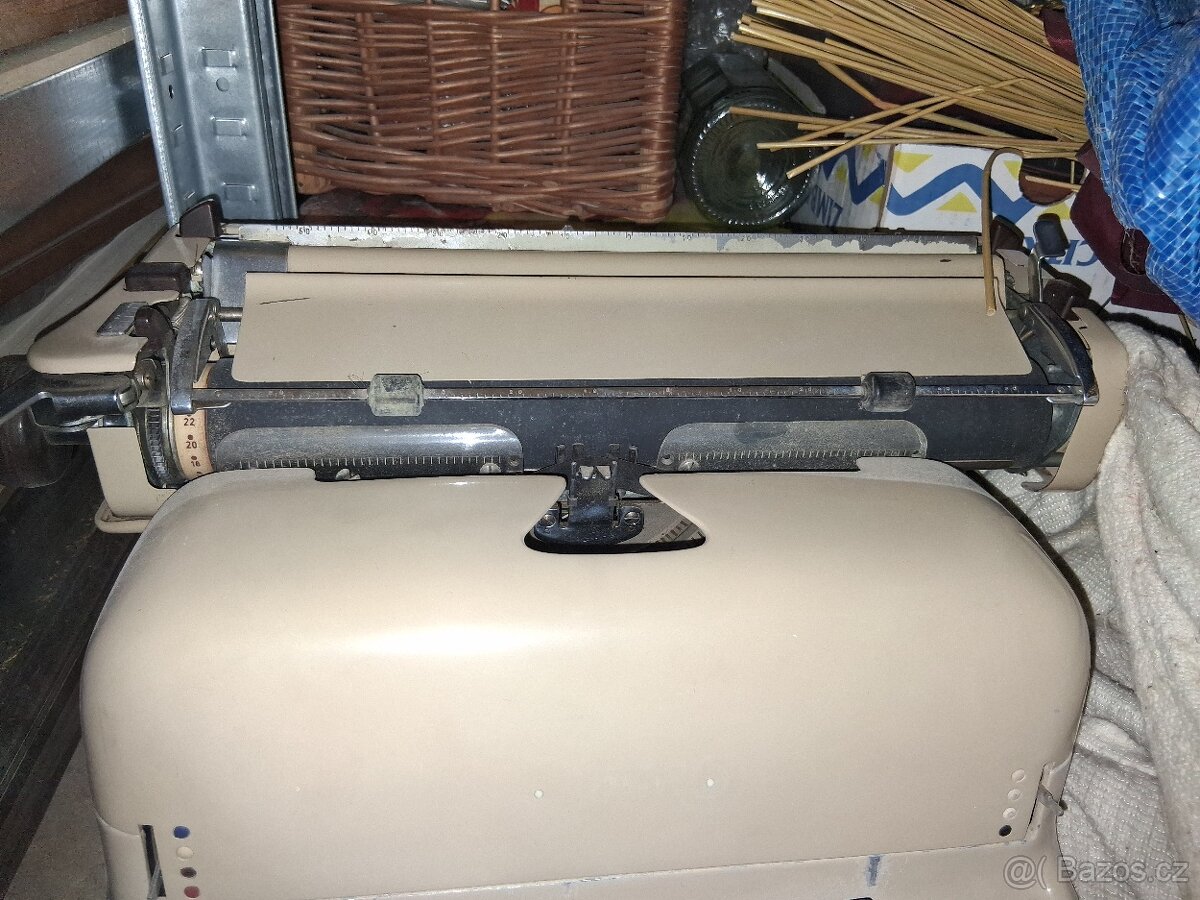 Psací stroj zn. Consul - 3