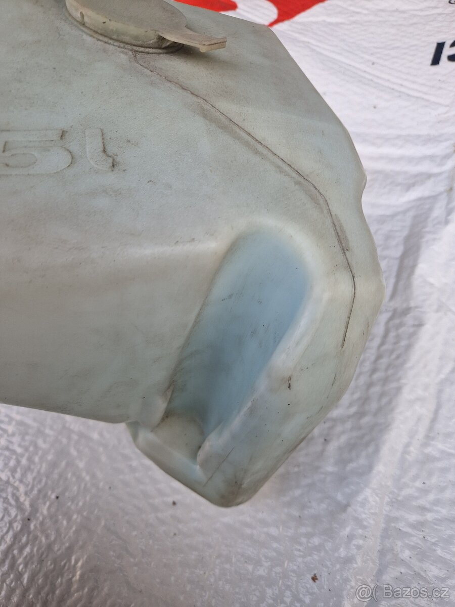 BMW e36 nádobka ostřikovačů - 3