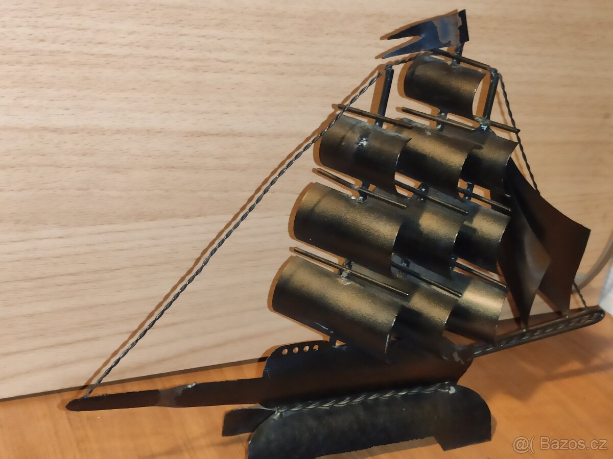 Stará plechová plachetnice v top stavu - 3