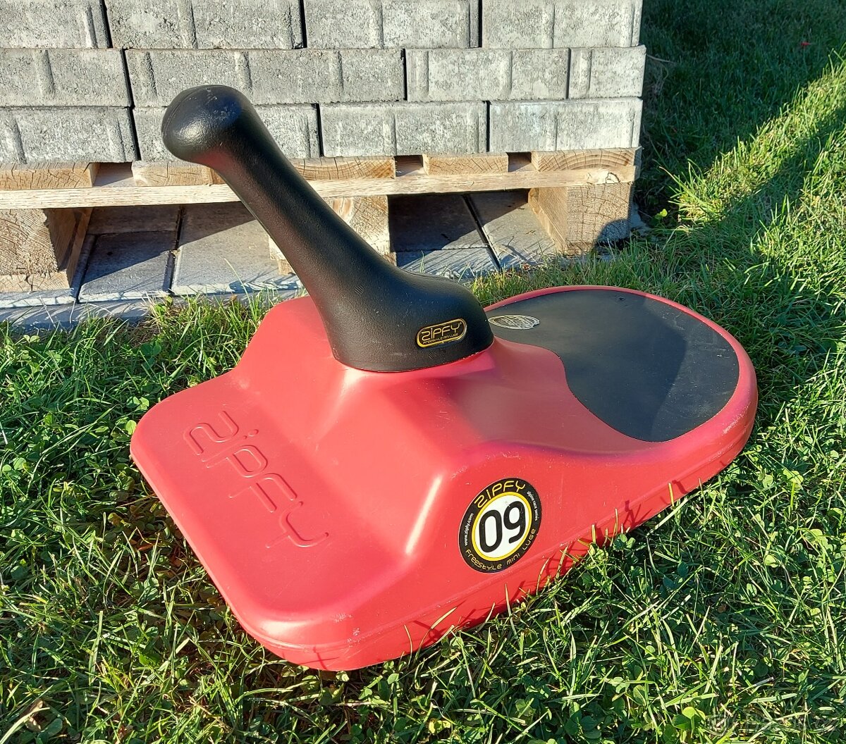 Odrážedlo First bike zelené, s košíkem a kitem pro snížení - 3